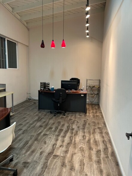 More Photos Of 1329-1333 Santee St, Los Angeles Storefront For Lease