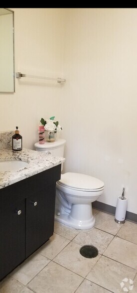 More Photos Of 1117 S Milwaukee Ave, Libertyville Unknown For Lease