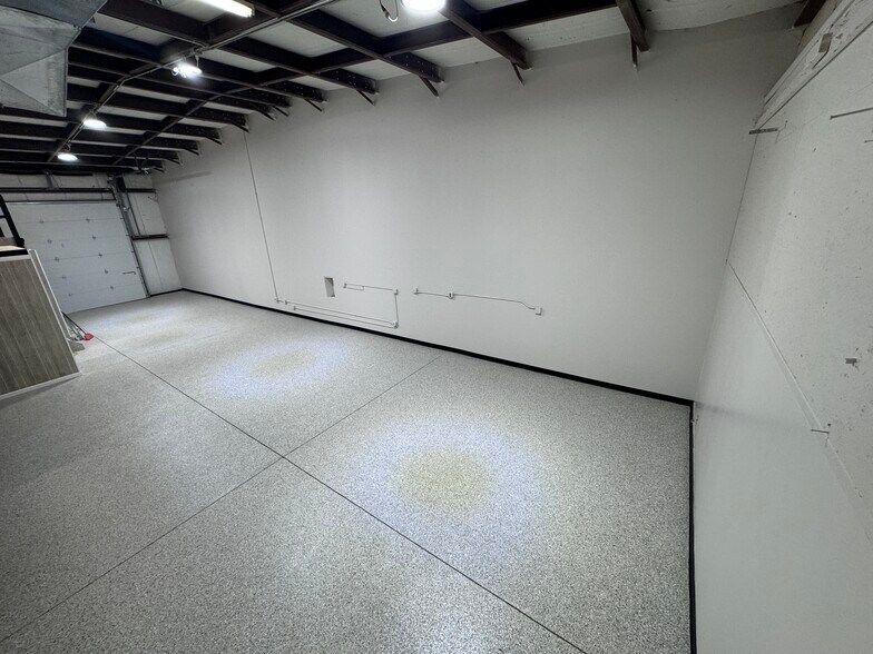 More Photos Of 517 N Lake Ave, Twin Lakes Showroom For Lease