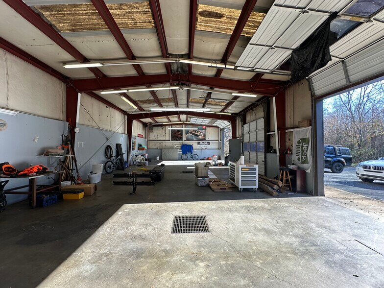 More Photos Of 2628 Gentry Memorial Hwy, Pickens Light Distribution For Lease