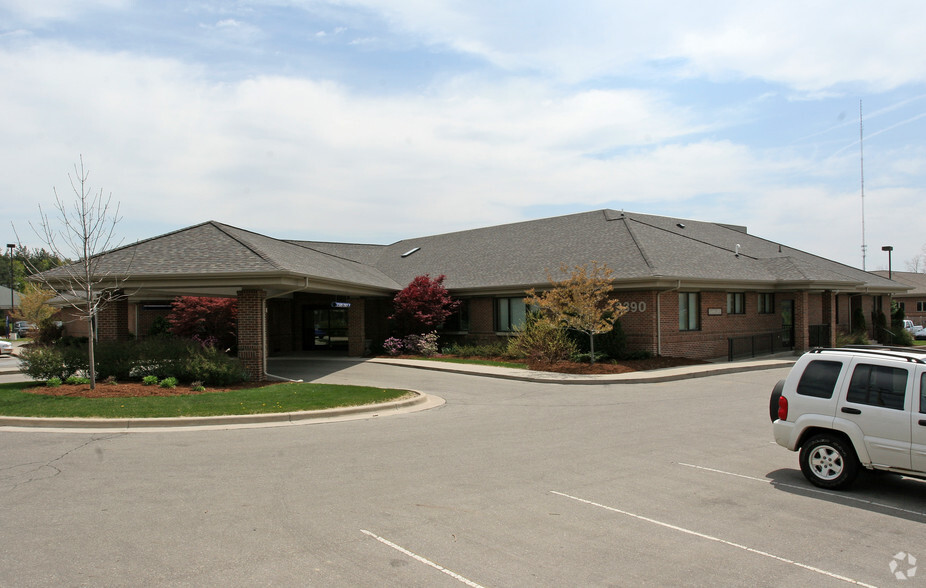 Primary Photo Of 3390 E Jolly Rd, Lansing Medical For Lease