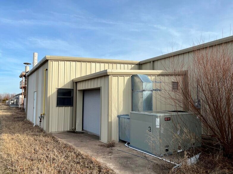 More Photos Of 2921 E 290 Rd, Grove Manufacturing For Lease