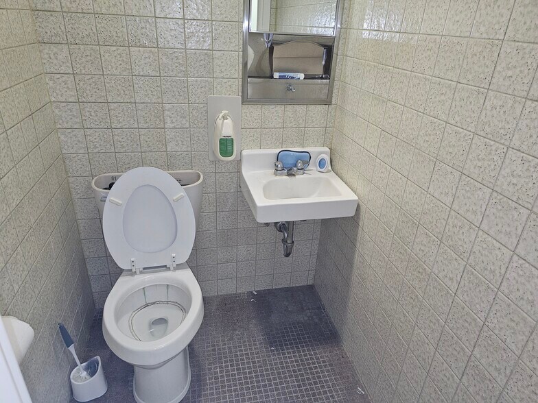 More Photos Of 97 S 4th St, Ishpeming Office For Lease