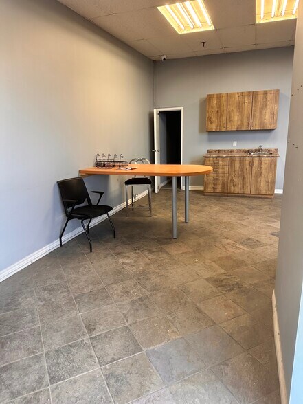 More Photos Of 1707 Sismet Rd, Mississauga Service For Lease