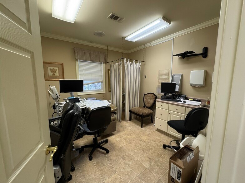 More Photos Of 1001 Fernwood Dr, Milledgeville Medical For Sale
