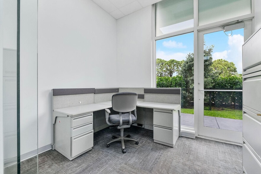 More Photos Of 1300 S Dixie Hwy, Lantana Coworking Space