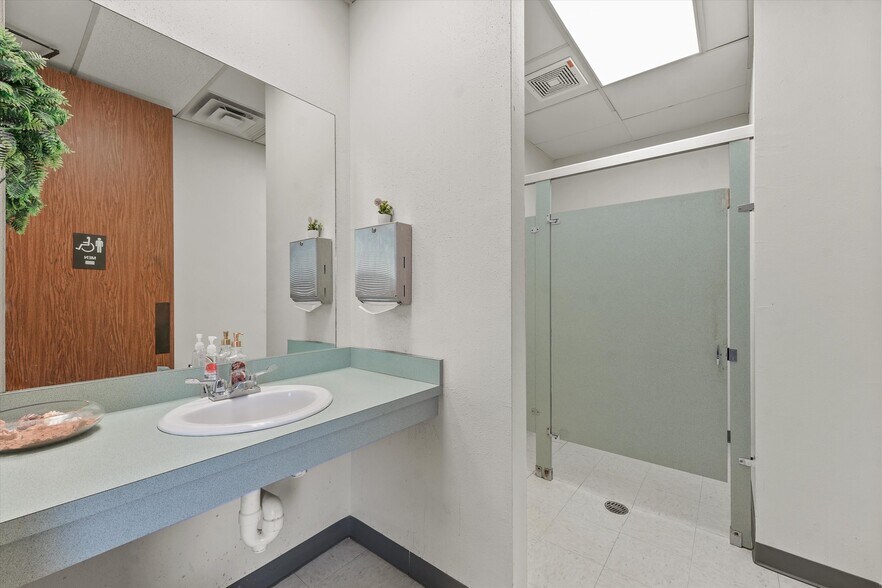 More Photos Of 2000 25th Ave N, Texas City Office For Lease