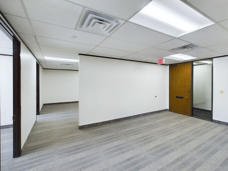 More Photos Of 17440 N Dallas Pky, Dallas Office For Lease