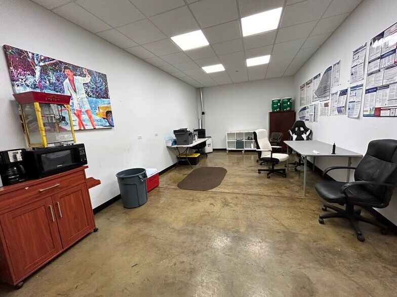 More Photos Of 4300 W Lake St, Chicago Warehouse For Lease