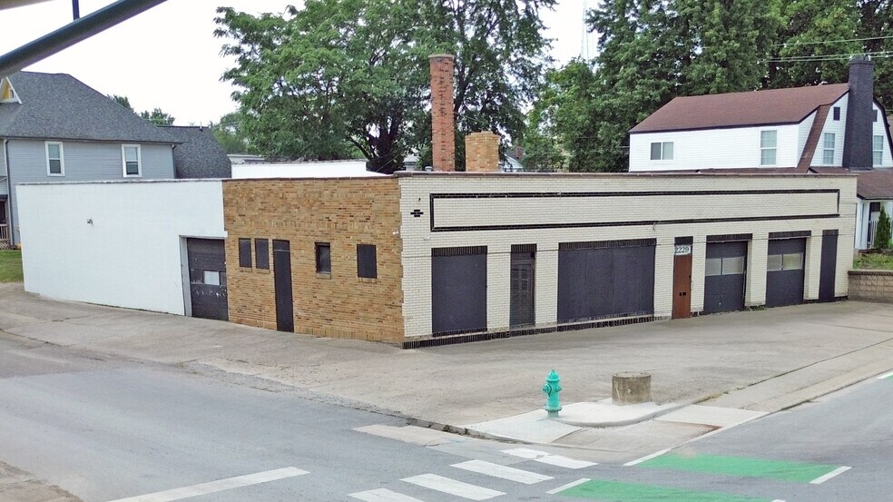 More Photos Of 2229 E New York St, Indianapolis Flex For Lease