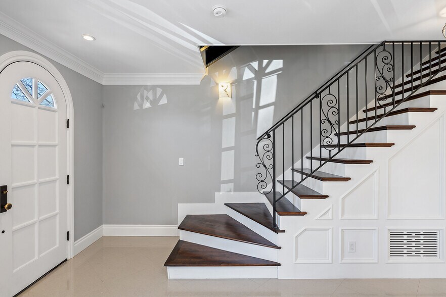 More Photos Of 1810 W 35th St, Austin Specialty For Sale