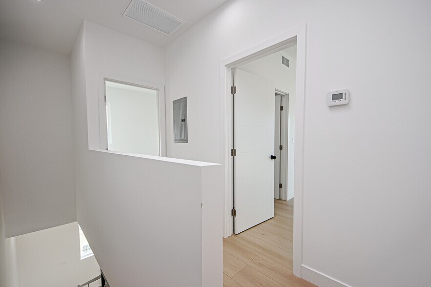 More Photos Of 2404 S Cochran Ave, Los Angeles Apartments For Sale
