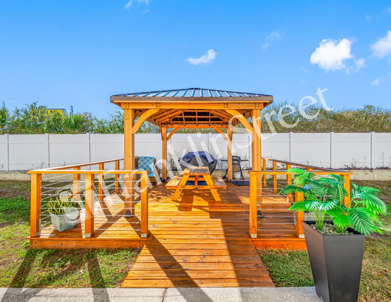 More Photos Of 10490 Chalmer St, Spring Hill Apartments For Sale