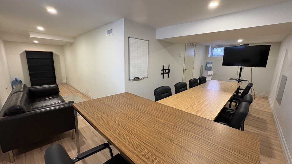 More Photos Of 510-512 Décarie Boul, Saint-Laurent Loft Creative Space For Sale