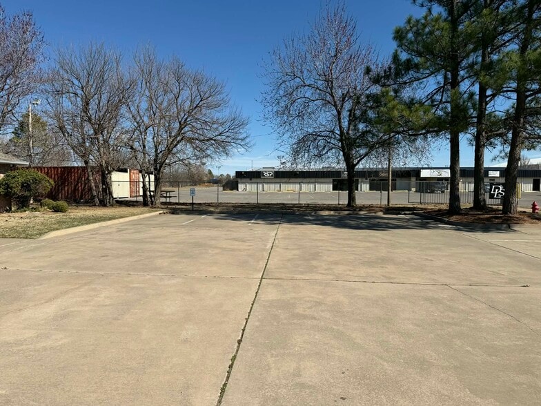 More Photos Of 817 Irish Ln, Edmond Office For Lease