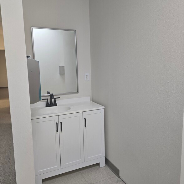 More Photos Of 4601 Hollow Tree Dr, Arlington Office For Lease