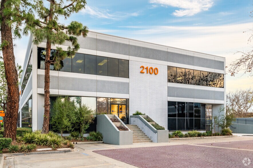 More Photos Of 2100 W Orangewood Ave, Orange Office For Lease