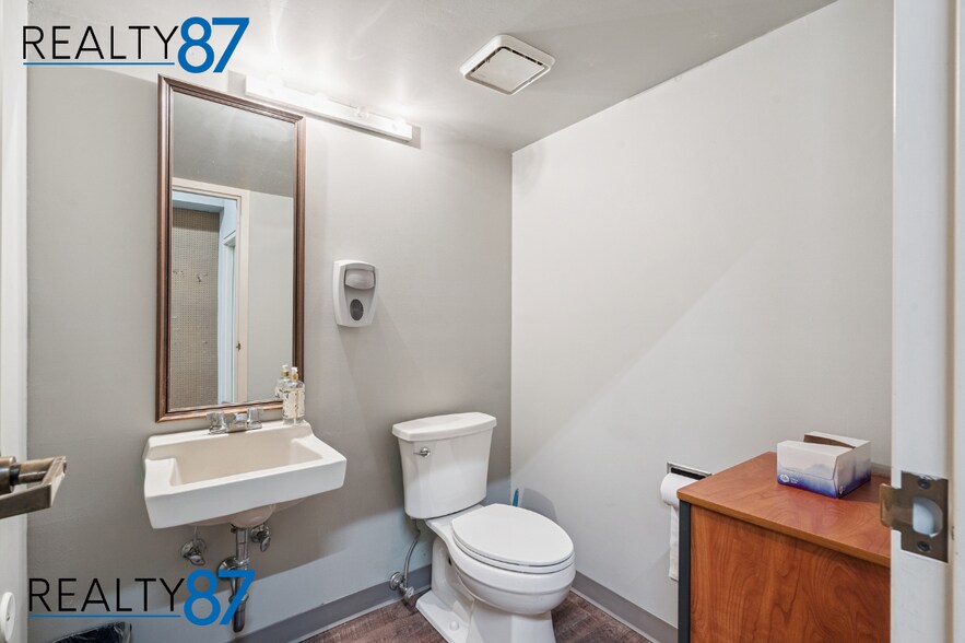 More Photos Of 724 3rd Ave SE, Cedar Rapids Freestanding For Lease