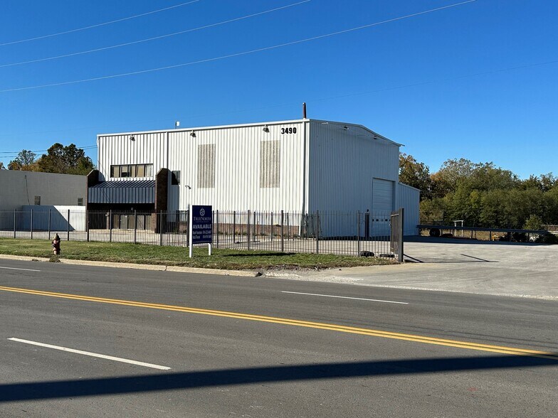 More Photos Of 3490 Manchester Tfwy, Kansas City Warehouse For Lease