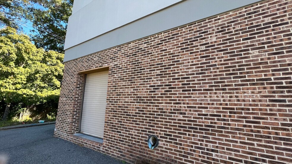 More Photos Of 1533 E Pembroke Ave, Hampton Drugstore For Lease