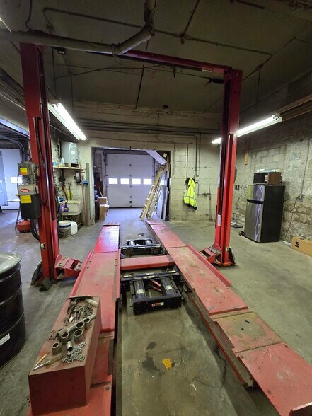 More Photos Of 142 Lenox Ave, Oneida Auto Repair For Sale