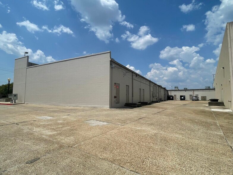 More Photos Of 15222-15245 George Oneal Rd, Baton Rouge Storefront For Sale