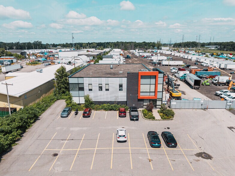 More Photos Of 5281 Boul Cléroux, Laval Warehouse For Lease
