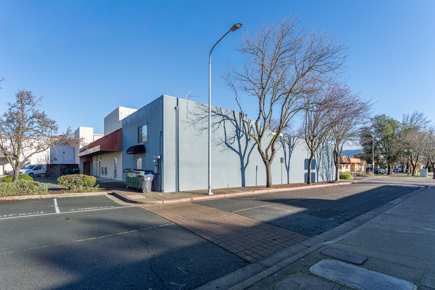 More Photos Of 290 S School St, Ukiah Storefront For Sale