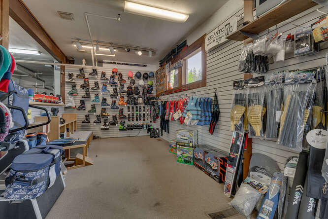 More Photos Of 170 N Lake Blvd, Tahoe City Storefront For Lease