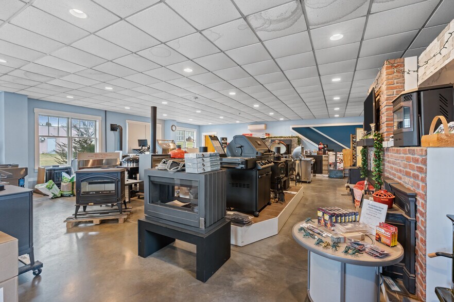 More Photos Of 1960 E Main Rd, Portsmouth Freestanding For Sale