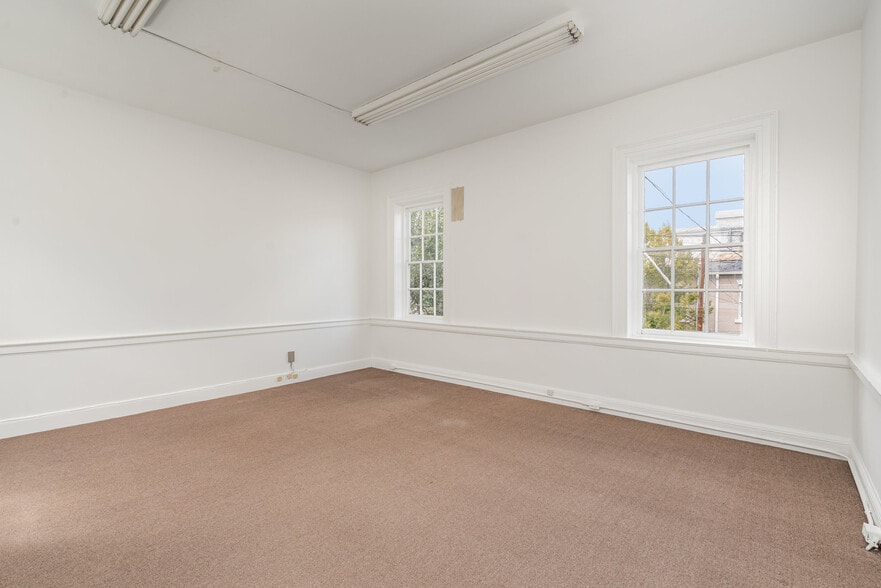 More Photos Of 826 Caroline St, Fredericksburg Storefront Retail Office For Lease