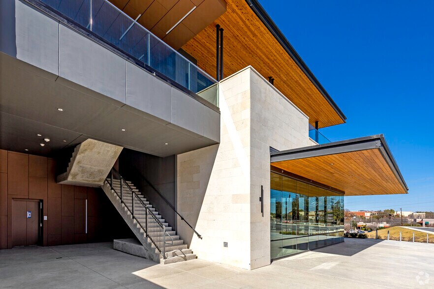 More Photos Of 8435 Wurzbach Rd, San Antonio Medical For Lease