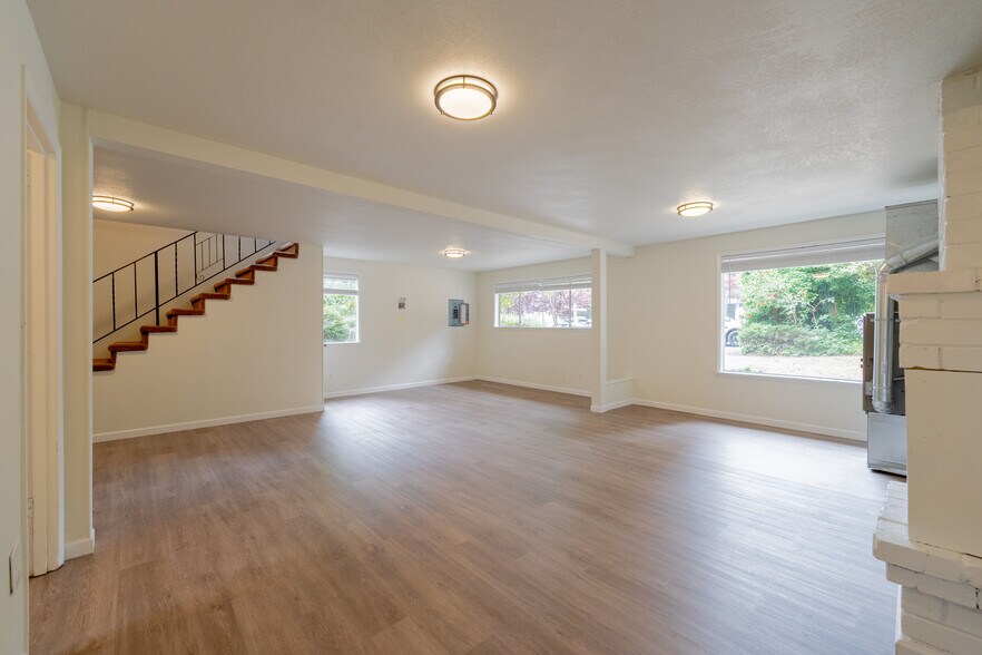 More Photos Of 20318 19th Ave NE, Shoreline Specialty For Sale