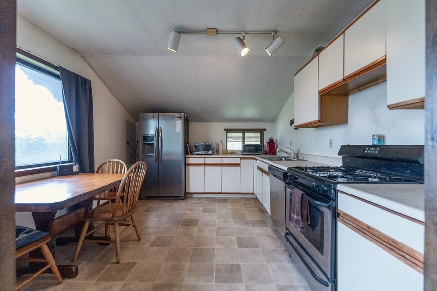 More Photos Of 167 Hill Rd, Kingston Sports And Entertainment For Sale