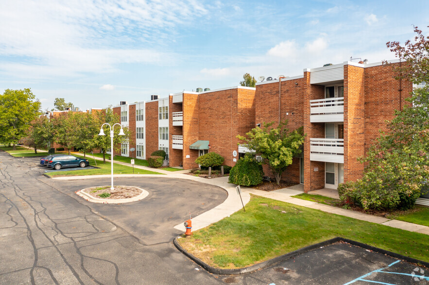 Primary Photo Of 28301 Franklin Rd, Southfield Apartments For Sale