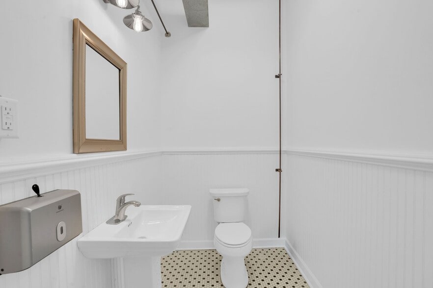 More Photos Of 1109 E Ozark Ave, Gastonia Warehouse For Lease