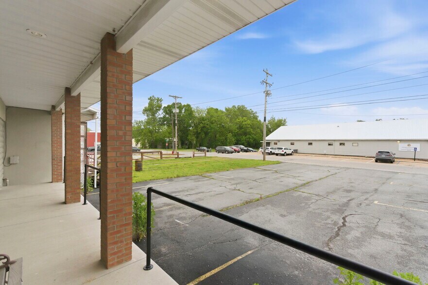 More Photos Of 805 Main St, Cassville General Retail For Sale