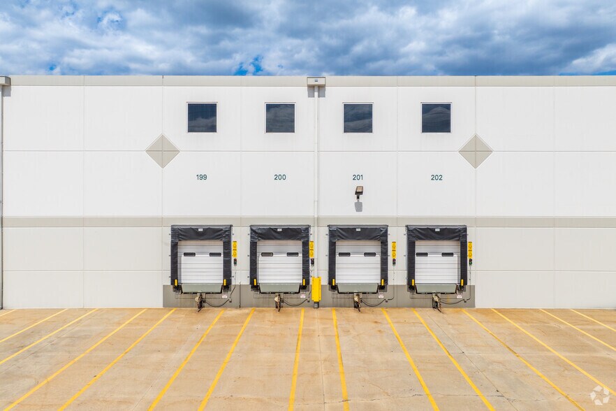 More Photos Of 8400 Industrial Blvd W, Breinigsville Distribution For Lease