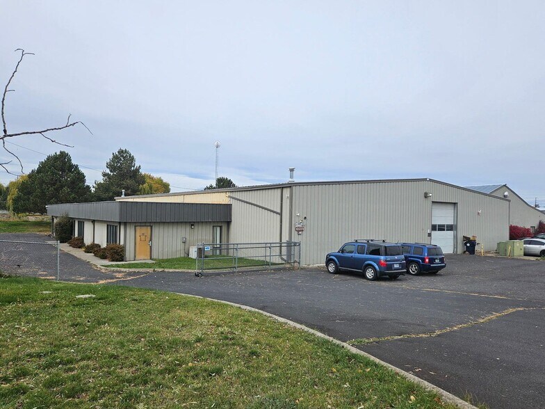 More Photos Of 1001 SW 1st St, Redmond Warehouse For Sale