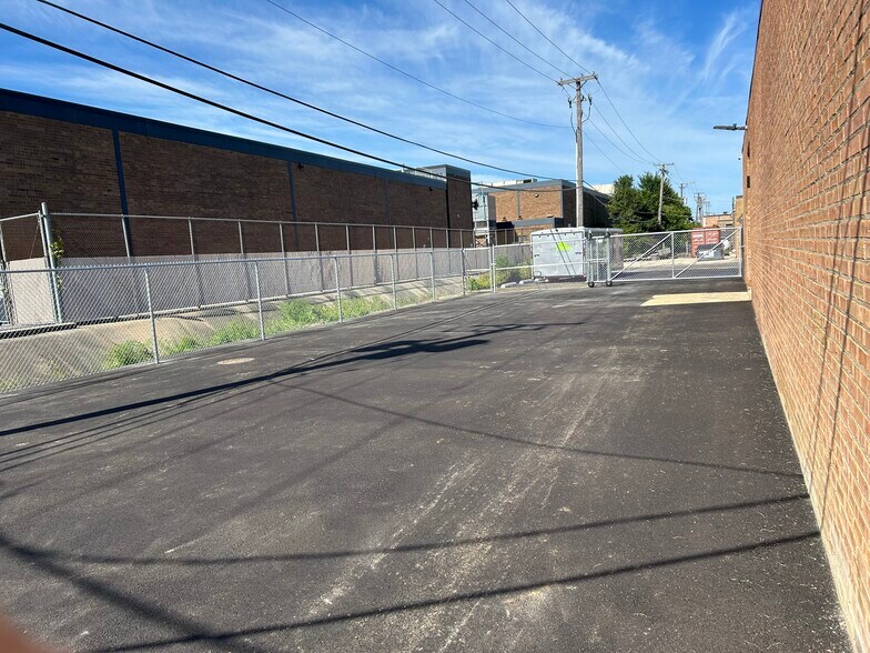 More Photos Of 1084 Industrial Dr, Bensenville Warehouse For Lease