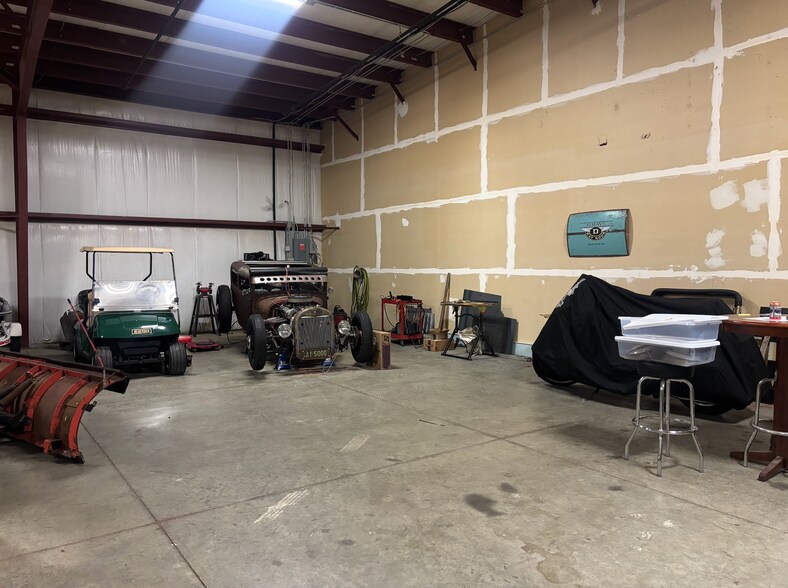 More Photos Of 605 S Lyons Ave, Sioux Falls Warehouse For Sale