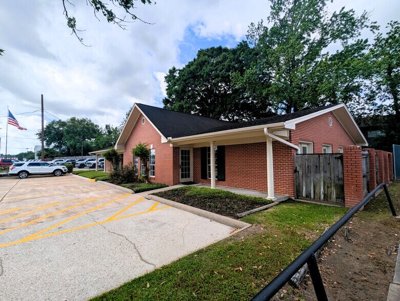 More Photos Of 3635 Eastex Fwy, Beaumont Office For Sale