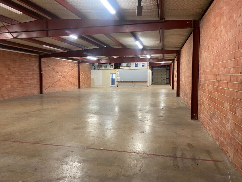 More Photos Of 8446 Gault Ln, San Antonio Light Distribution For Lease