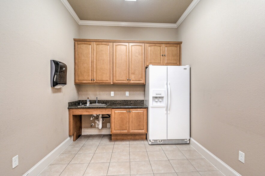 More Photos Of 1828 Snake River Rd, Katy Medical For Sale