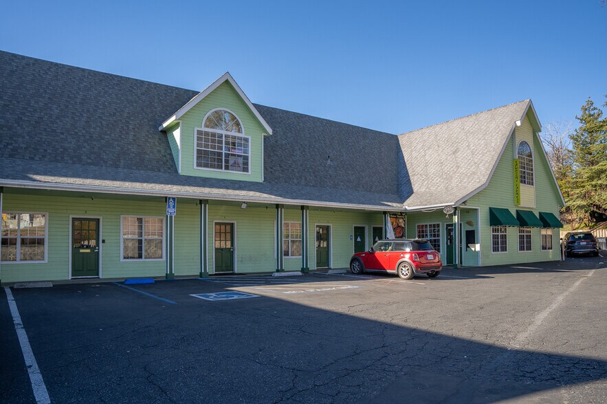 More Photos Of 40278 Road 425A, Oakhurst Restaurant For Sale