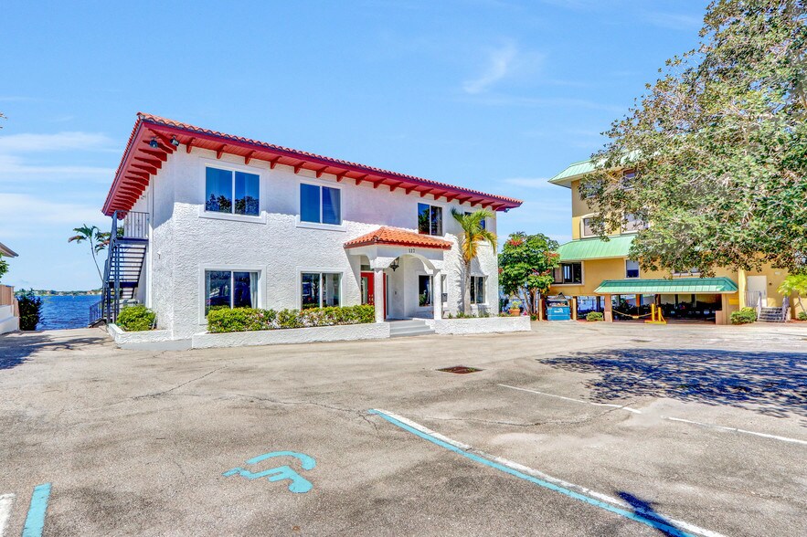 More Photos Of 117 SE Seminole St, Stuart Medical For Sale