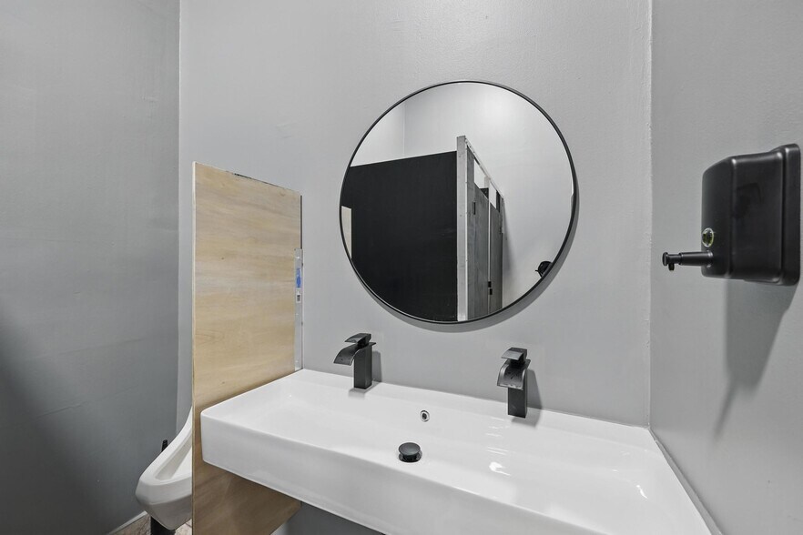 More Photos Of 6617 S San Pedro St, Los Angeles Flex For Sale