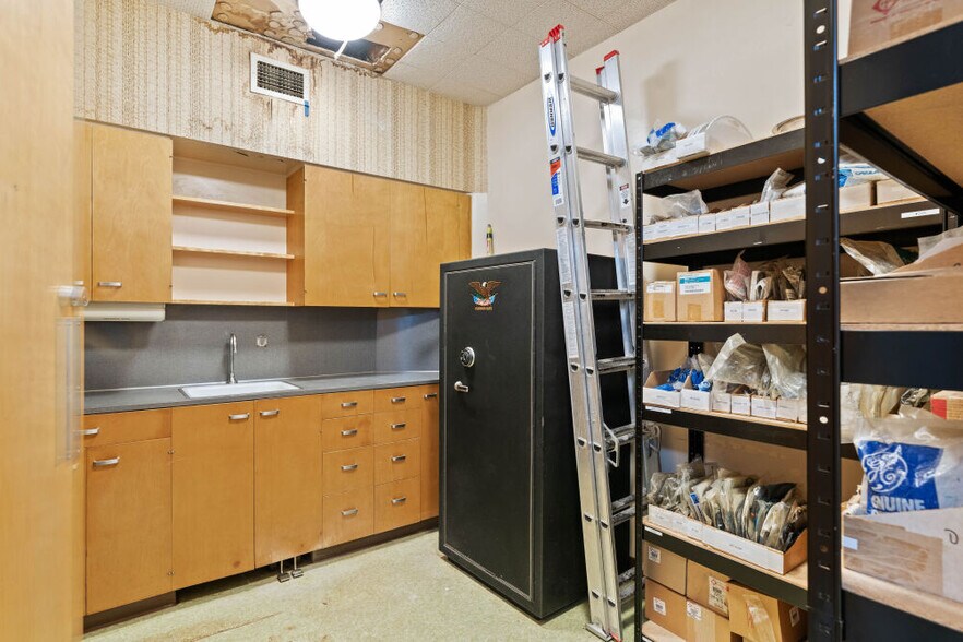 More Photos Of 6601 SE Foster Rd, Portland Storefront Retail Office For Sale