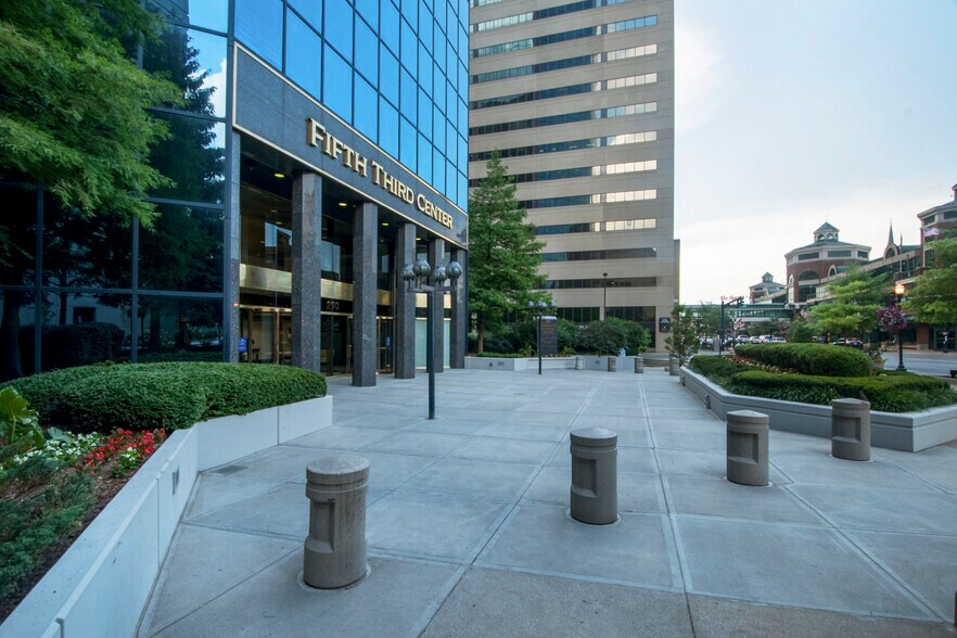 More Photos Of 250 W Main St, Lexington Office For Lease