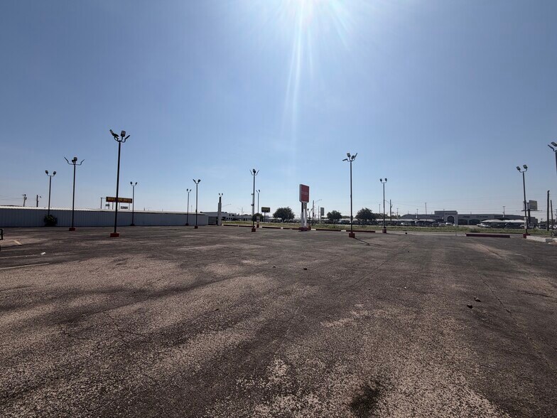 More Photos Of 3818 W Wall St, Midland Freestanding For Lease